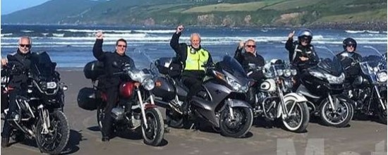 Groep motorrijders op motorvakantie met motour in Ierland