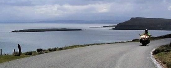 motorrijder op eenzame kustweg Schotland
