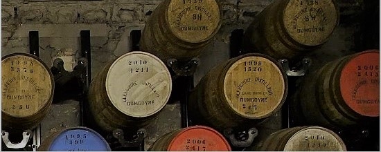 Whisky opslagvaten tijdens bezoek distilleerderij tijden motorreis Motour Schotland