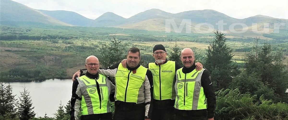 groepje mannen op motortoer met Motour motorvakantiereizen