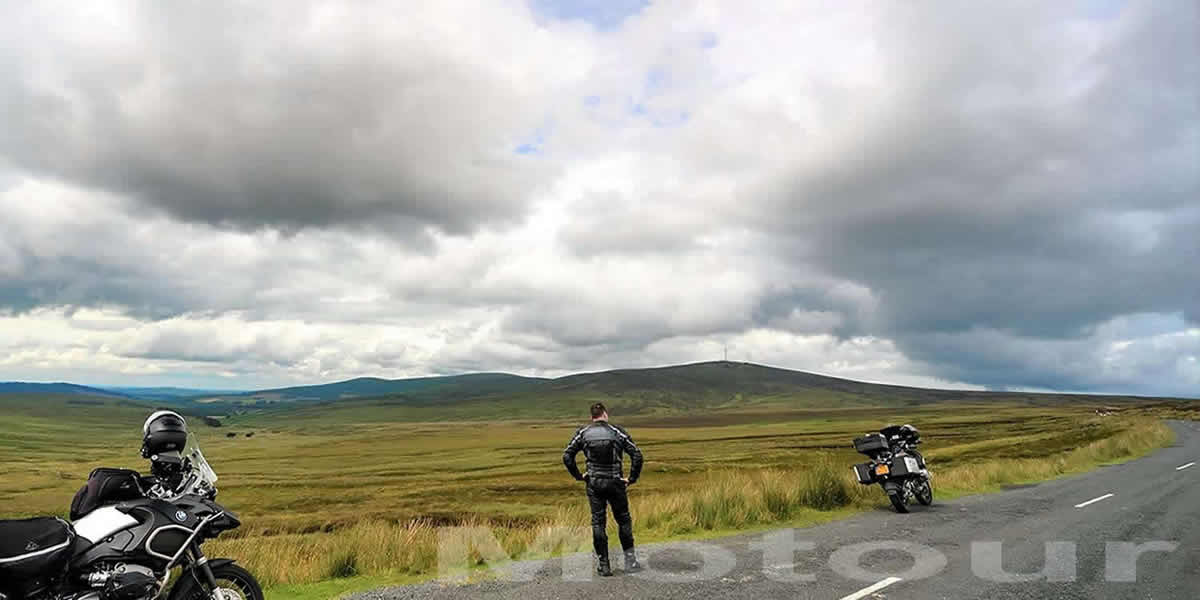 bmw rijders tijdens pauze met landschap wales motorroute Motour