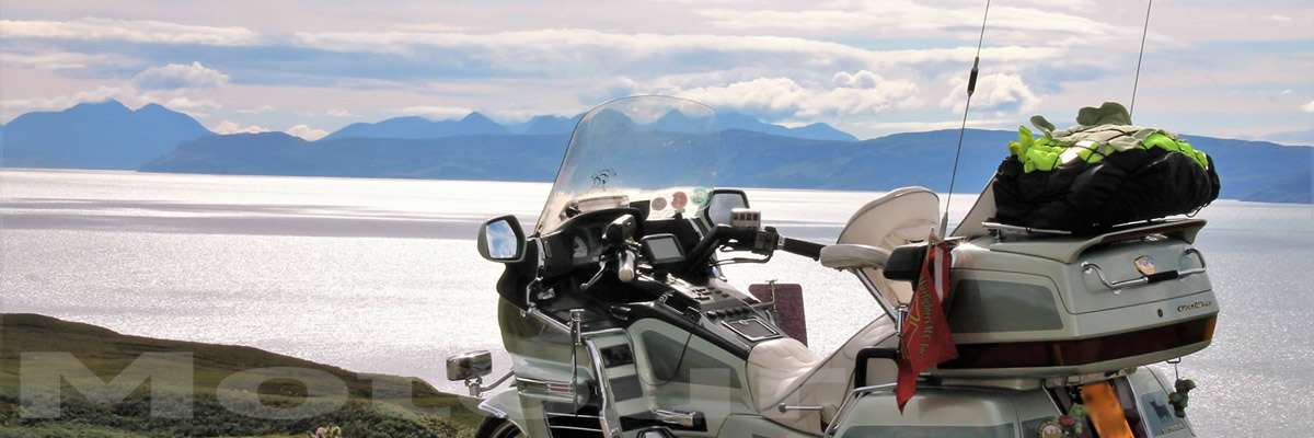 Honda Goldwing met Galway Bay in ierland op de achtergrond 