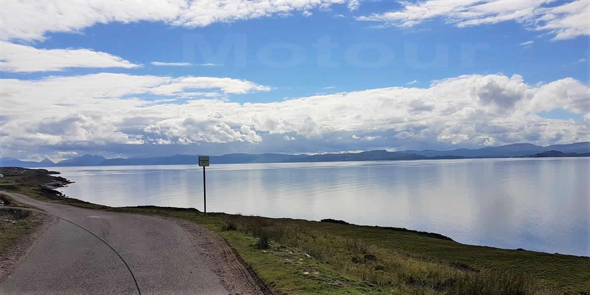 single track road langs de westkust Schotland