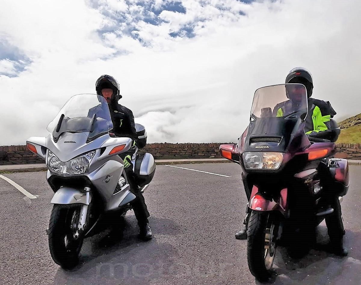 motorreis Motour twee vrienden met bmw motoren