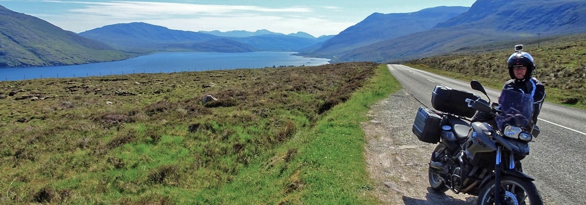 lone-rider op BMW motorfiets in Schotland