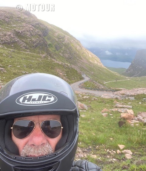 detail motorrijder met uitzicht Glen Coe pass motorvakantie Schotland