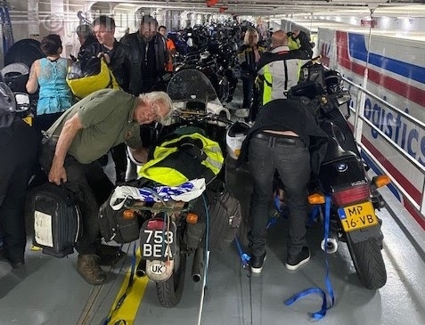 vastzetten motoren aan boord ferry 