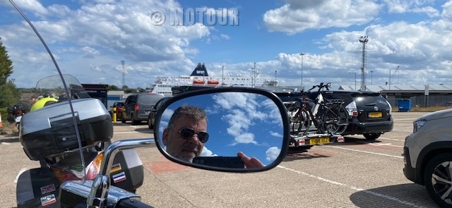 motorrijders wachten voor vertrek ferry Newcastle-Ijmuiden 