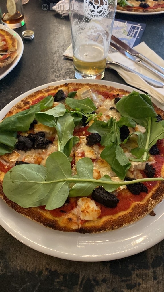 pizza eten tijdens motorvakantie Ierland