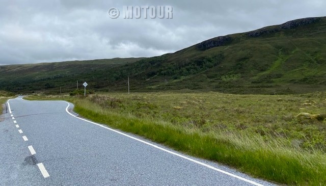 single trak road Schotland met passing place tijdens motorreis