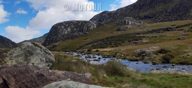 riviertje door de ruige natuur van Wales