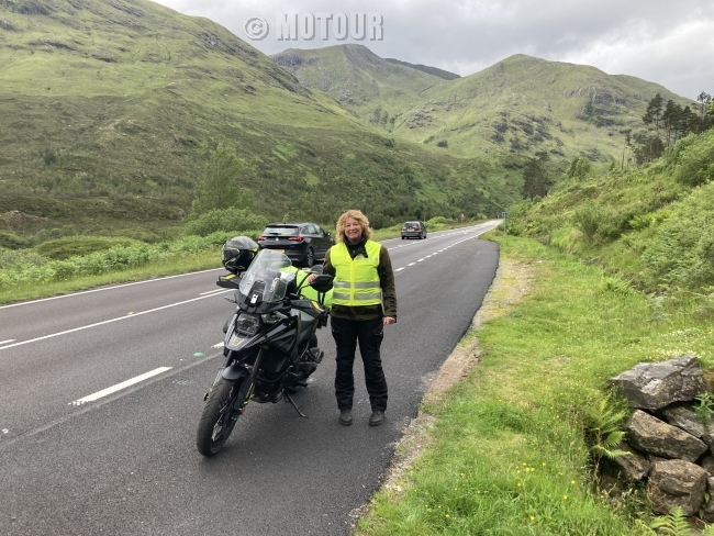 deelneemster met motorfiets