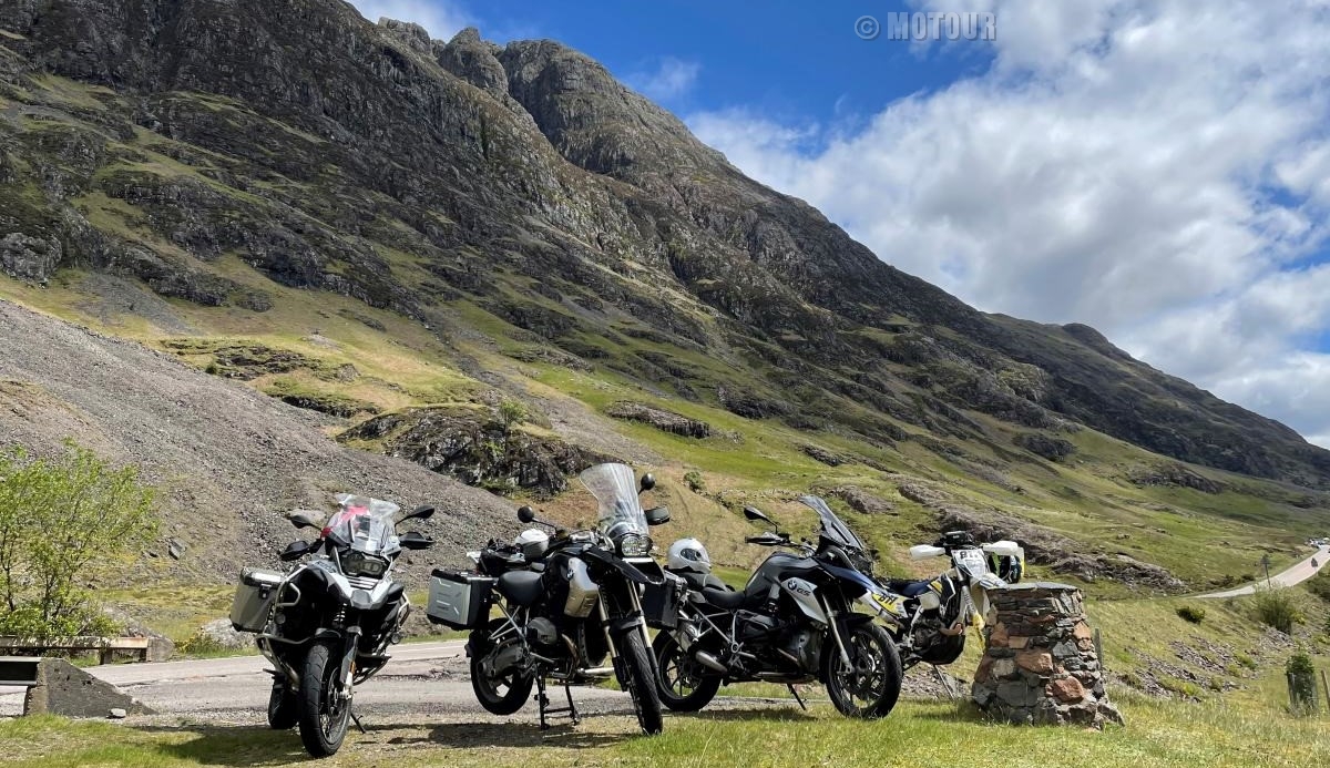 groepje van drie BMW GS motoren in  de Schotse hooglanden