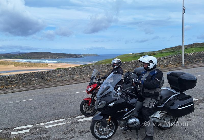 twee motoren stoppen even om
van het uitzicht te genieten