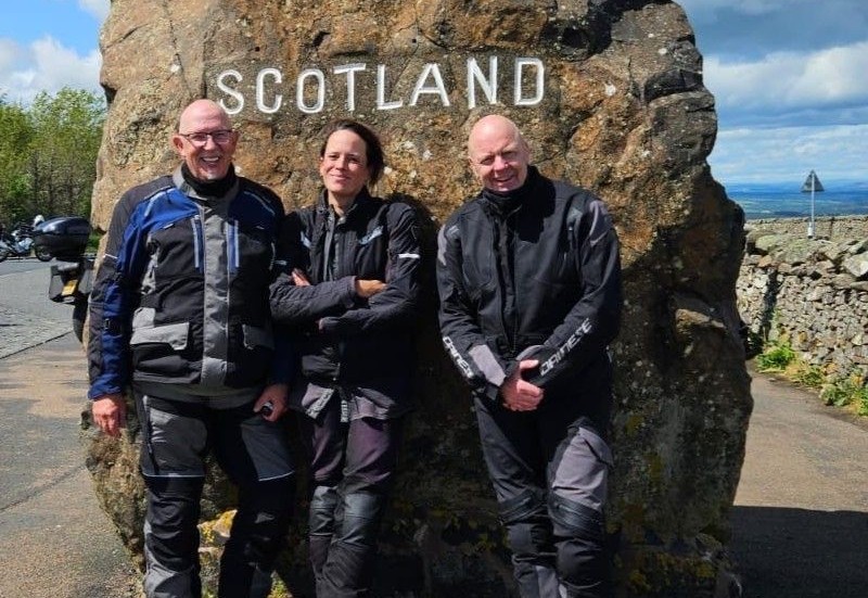 drie klanten motour
bij de grens van Schotland