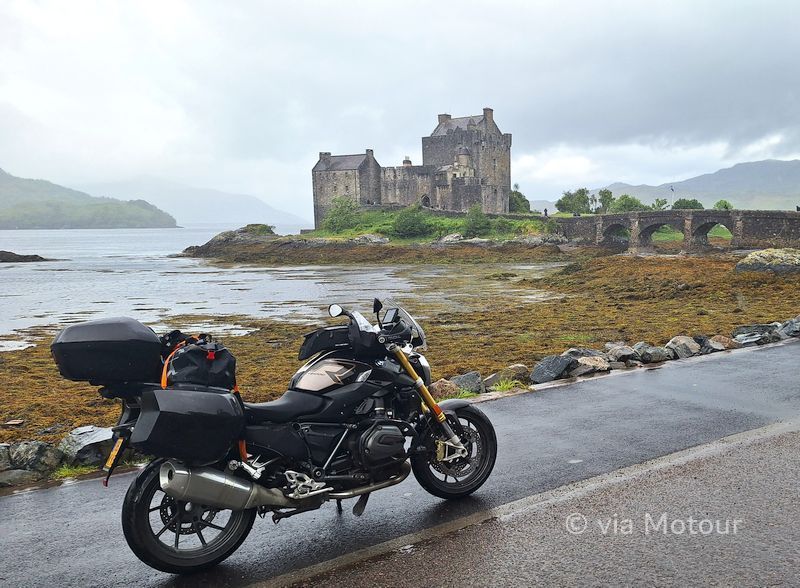 Motor an Motour klant voor het Eilean Donan
Castle schotse hooglanden
